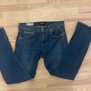 Blå jeans från Replay - Snygga blå jeans från Replay.De är i hyperflex och i modellen grover Perfekta för en avslappnad stil. Tillverkade i ett slitstarkt material som ger en bekväm passform. Bara att höra av er vid frågor