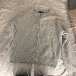 Stickad kofta  - Super fin stickad kofta. Använd fåtal gånger och är i mycket bra skick💕