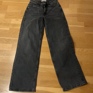 Grå baggy jeansbyxor från Stay - Snygga grå baggy jeansbyxor från Stay med en avslappnad wide fit. Byxorna har en klassisk femficksdesign och stängs med dragkedja och knapp. Perfekta för en casual look. Det är bra skick förutom ett litet hål på bak sidan.
