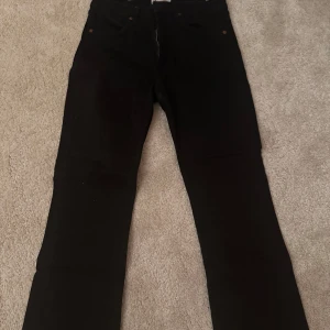 Svarta jeans från Zara - Snygga svarta jeans från Zara med fransiga detaljer vid bensluten. De har en klassisk femficksdesign och är tillverkade i ett bekvämt material. Använt endast 2 gånger 🥰