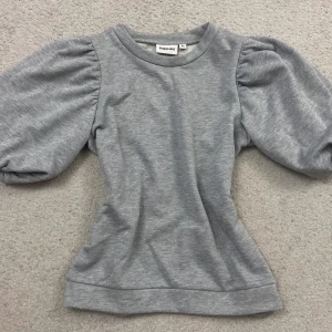 Grå tröja från Kappahl - Säljer en stilren grå tröja från Kappahl. Har bara haft på mig typ två gånger. Fint skick, ordpris cirka 300 kr