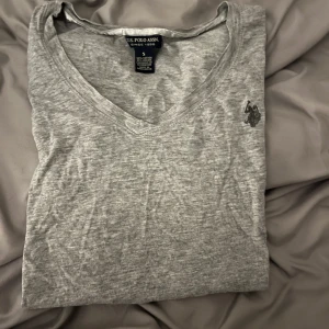 Grå polo ralp lauren t-shirt - Har inga fläckar eller hål. Nypris ca 600kr. Skriv ifall du vill ha någon mer information 