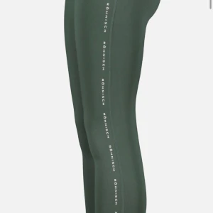 Gröna  tights från Röhnisch - Säljer ett par gröna tights från Röhnisch i mycket bra skick. De är lågmidjade och har en tight passform, perfekt för träning. Snygga detaljer med Röhnisch-loggan längs benen. Materialet är mjukt och stretchigt, vilket gör dem bekväma att bära under långa träningspass. Nypris 699