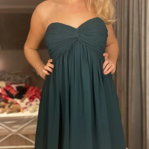 Super fin grön klänning ifrån Nelly - En super fin klänning, tyvärr är kupan lite för stor men den har kummi på insidan för att inte halka ned, den har en dyr grön färg. Passar toppen nu till jul🩷🎀