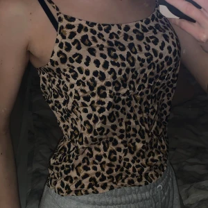 Leopardmönstrad linne - Säljer en leopardmönstrad linne i beige och svart. 