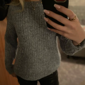 Blå stickad tröja - Mysig blå stickad tröja i mycket bra skick från lager 157. Tröjan har långa ärmar och en klassisk rund halsringning. 