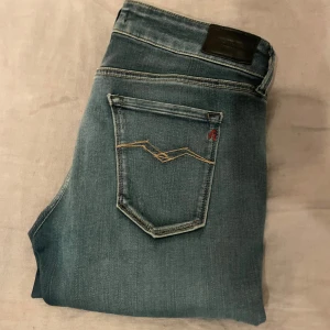 Replay jeans - Säljer nu ett par feta Replay jeans i storlek 28/30. Jeansen är i absolut toppskick, inga defekter alls. Vid funderingar hör av er. 