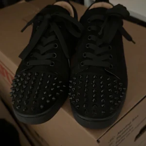 Louboutins - Svarta Louboutins. Använda några gånger. Kvitto mm finns. Tvättar dem innan jag postar så dem kommer se ut som nya!