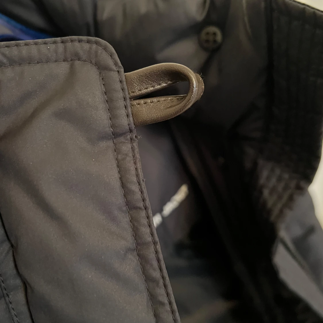 Svart dunjacka med huva - 92