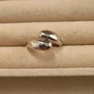 Silverfärgad ring - silverfärgad ring med en unik, böjd design. JUSTERBAR! 