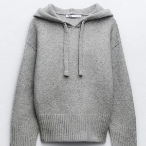 Grå hoodie från Zara - Grå stickad hoddie från Zara. Använd några gånger men inga defekter. 