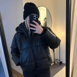 Svart pufferjacka från zara  - Vinter jacka, läder imitation från Zara. Strl XS passar även S! Knappt använd. Nypris: 900kr Man kan spänna åt jackan längst ner. 📷 Säg till om du vill ha fler bilder så fixar jag det. 💸 Vid snabb affär kan ja tänka mig att sänka priset. ✉️ Köparen står för frakten. 📍 Kan mötas upp i Tyresö.