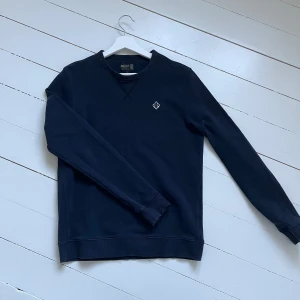 Morris Sweatshirt Mörkblå - Skick 9/10 som ny | Sitter väldigt najs och slim runt dig och rekommenderas för 165-180 | Kom med frågor! 