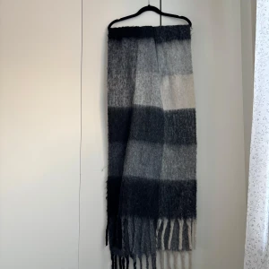 Halsduk - En väldigt skock och stor stickad halsduk från veromoda. Supermysig och mycket bra skick.  Mått: bredd 52, längd 100 cm