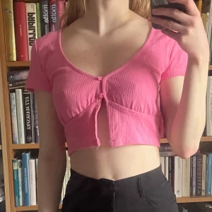 Rosa ribbad crop top XS - Säljer en superfin rosa ribbad topp från Zara. Pointellestickad med hjärtan. Aldrig använd. Köpt från Asyou 