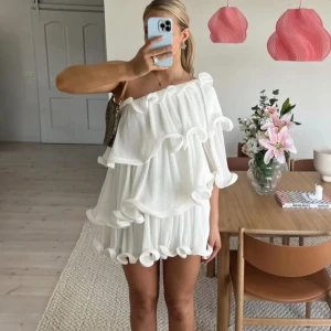 Lojsan wallin x na-kd - Vit offshoulder klänning - Intressekoll över denna superfina vit offshoulder klänning med volanger som är från lojsan wallin collection med Na kd. Den är slutsåld överallt. Perfekt för sommarens fester eller en mysig dag på stan. Den är luftig och bekväm med en kort längd som ger en härlig känsla. Passar perfekt för en avslappnad men stilren look!