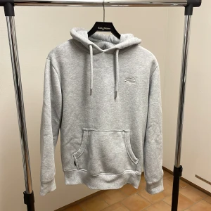 Grå hoodie - Säljer nu denna sköna superdry hoodie som är väldigt tjock och varm och gör den väldigt bra till vintern! Skick 10/10 helt oanvänd!  Size S-M. Kan gå ner i pris vid snabb affär. Hör av dig vid minsta fundering!