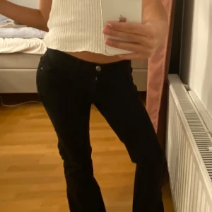 Svarta midwaist bootcut jeans - Bara använt dessa jeans några få gånger men kommer tyvärr inte till användning då jag har andra likadana. De är normala i storlek, och man kan lätt dra ned de lite så att de blir låg midjade.