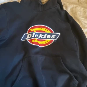 Svart hoodie från Dickies - Säljer en svart hoodie från Dickies med original loggan. Inga difekter, strl S men passar M