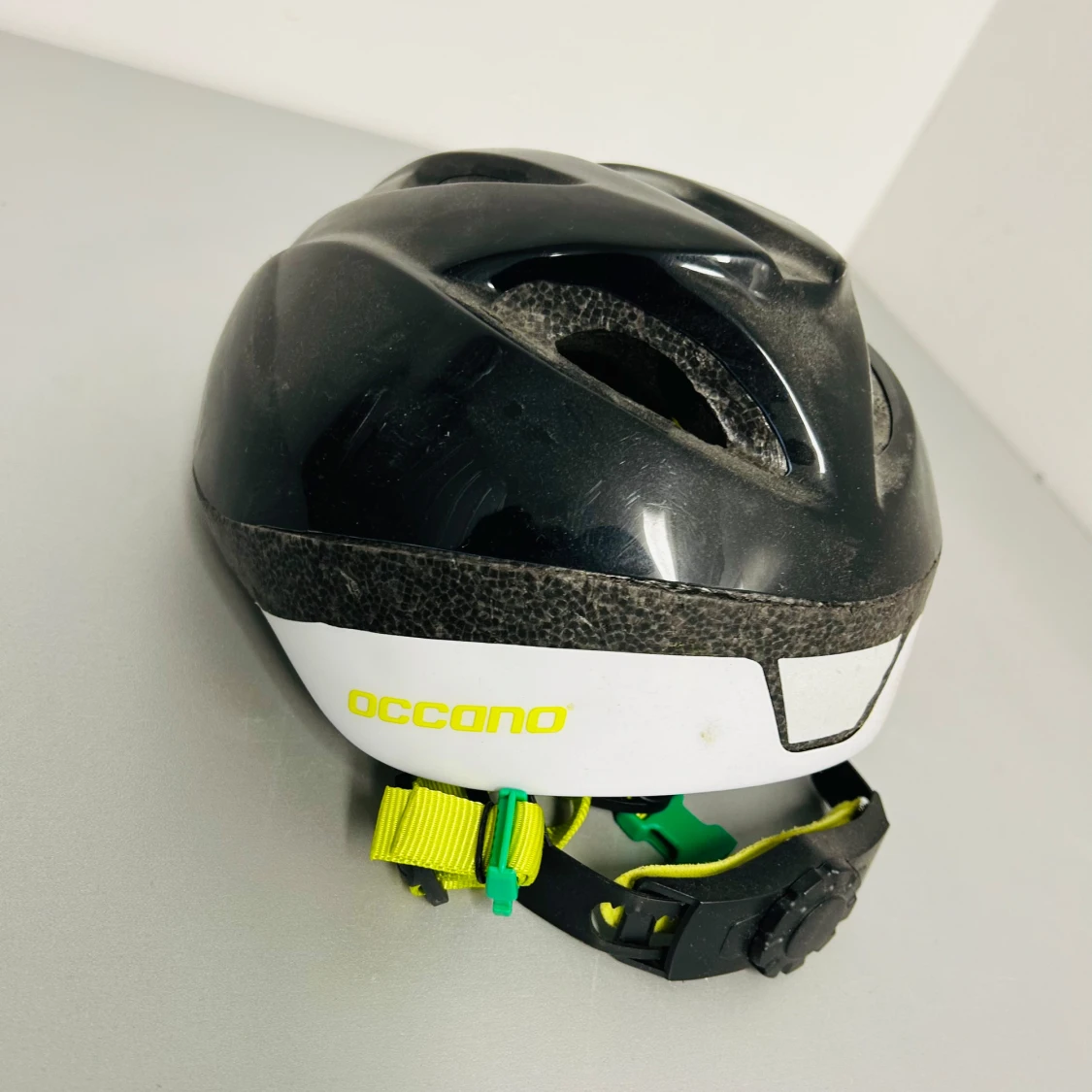 Svart och vit cykelhjälm - 93