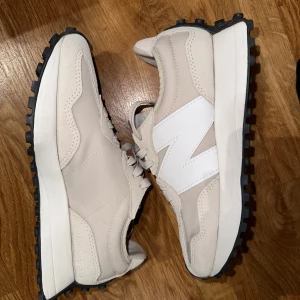 Beige sneakers från New Balance - Säljer ett par snygga beige sneakers från New Balance i nyskick. Perfekta för både vardag och träning. Dom är super bekväma och varsamt använda ca 2-3 gånger.  Pris kan diskuteras vid snabb affär❤️