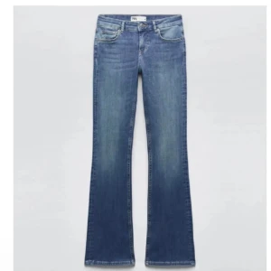 Blåa jeans  - Jeans från Zara, de är i bra skick och använda ett fåtal gånger. Är i stl 40💕skriv vid frågor. (första bilden är lånad) 💕