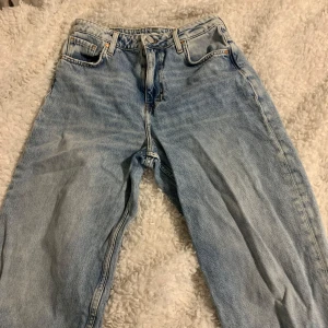 Ljusblå jeans - Säljer ett par ljusblå jeans i bra skick. De har en klassisk design med fem fickor . Perfekta för en avslappnad stil och passar till det mesta. Sköna och slitstarka! Byxorna är använda 2 gånger och kommer från bikbok