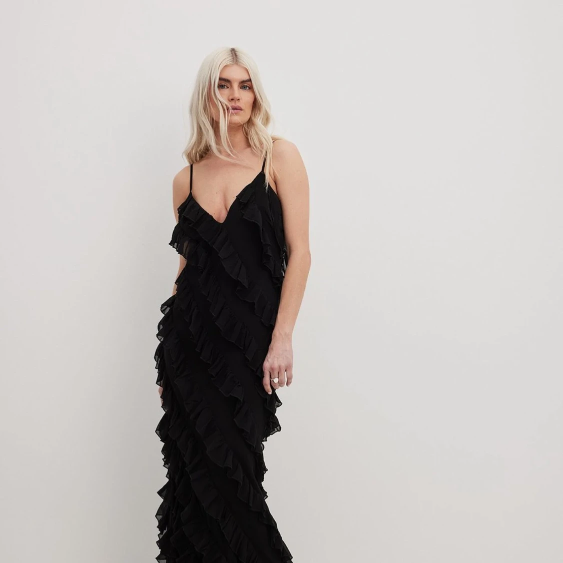 Svart långklänning med volanger - 90