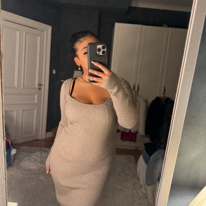 Beige ribbad klänning - Säljer en superfin beige ribbad klänning i stickat material. Den är långärmad och har en tight passform. Passar S/M