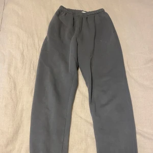Grå mjukisbyxor från Gina Tricot - Säljer ett par grå mjukisbyxor från Gina Tricot i storlek S. De är supermjuka med elastisk midja, använda endast 1 gång då de tyvärr var för små i midjan för mig