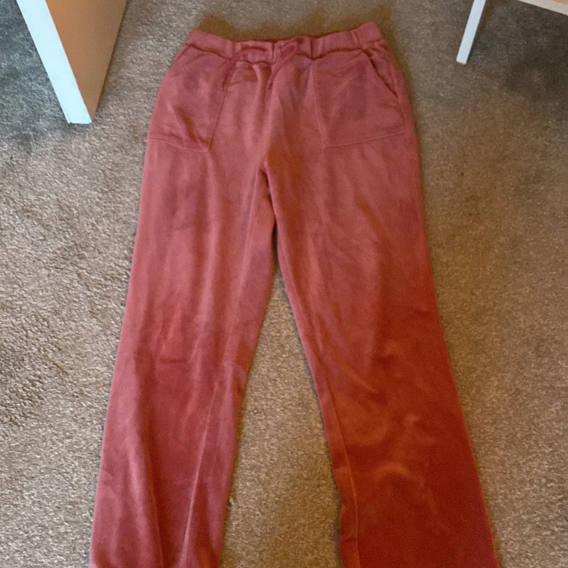 Rosa mjukisbyxor med fickor