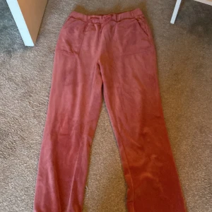 Rosa mjukisbyxor med fickor - Säljer ett par  rosa mjukisbyxor i bra skick 