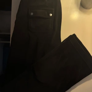 Svart juicy dress - Strl S i byxorna och strl XS i tröjan. Väl använt men inte dåligt skick alls. Säljes för 500 eller paketpris 1000kr tillsammans med det rosa juicy settet.