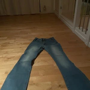 Blå jeans - Snygga bootcut blå jeans med en klassisk design. Perfekta för en avslappnad stil. De har en rak passform och är tillverkade i ett slitstarkt material. 