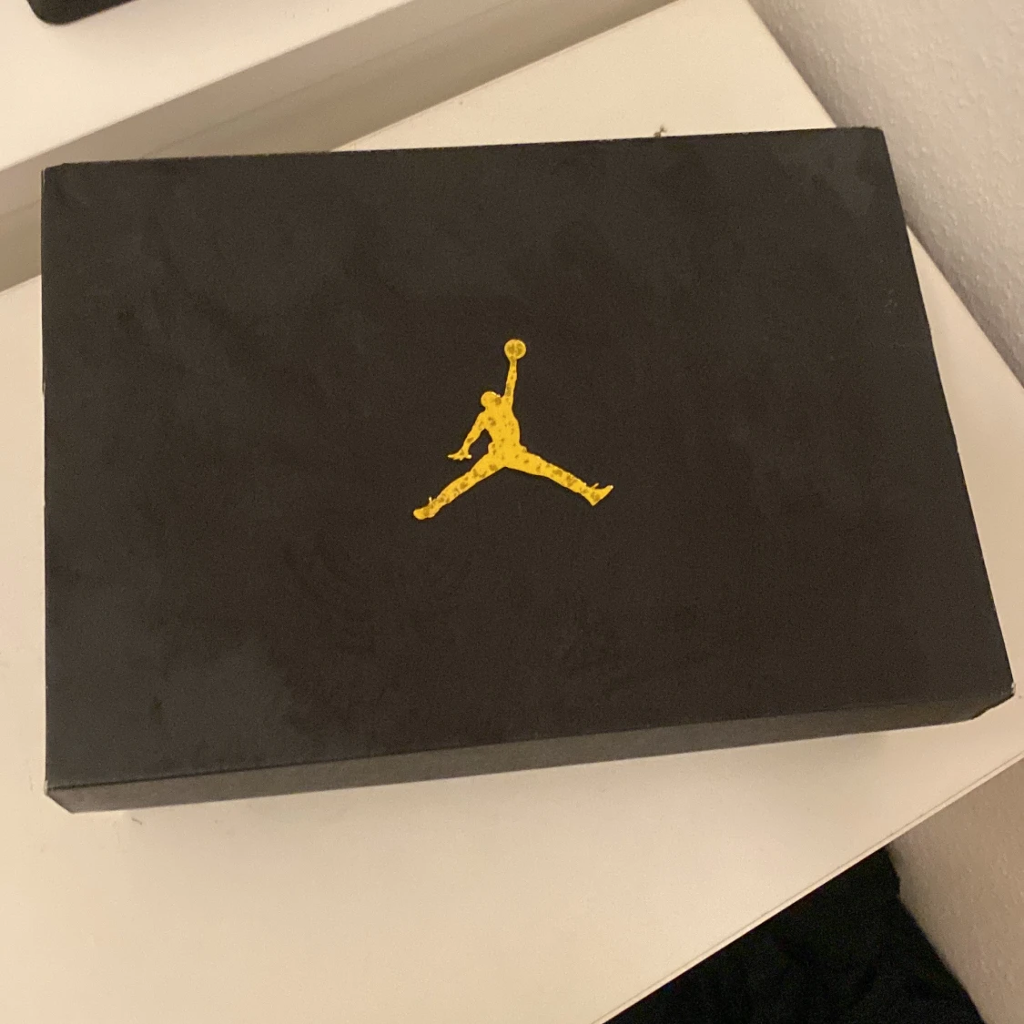 Nike Air Jordans i svart, röd och vit - 91