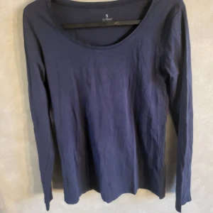 Mörkblå långärmad tröja  - Skön baströja i storlek S