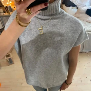 Grå stickad polotröja - Säljer en supermysig grå stickad polotröja med korta ärmar. Perfekt för höst och vinter, den har en hög krage som håller dig varm❣️ jätte eftertraktad💕