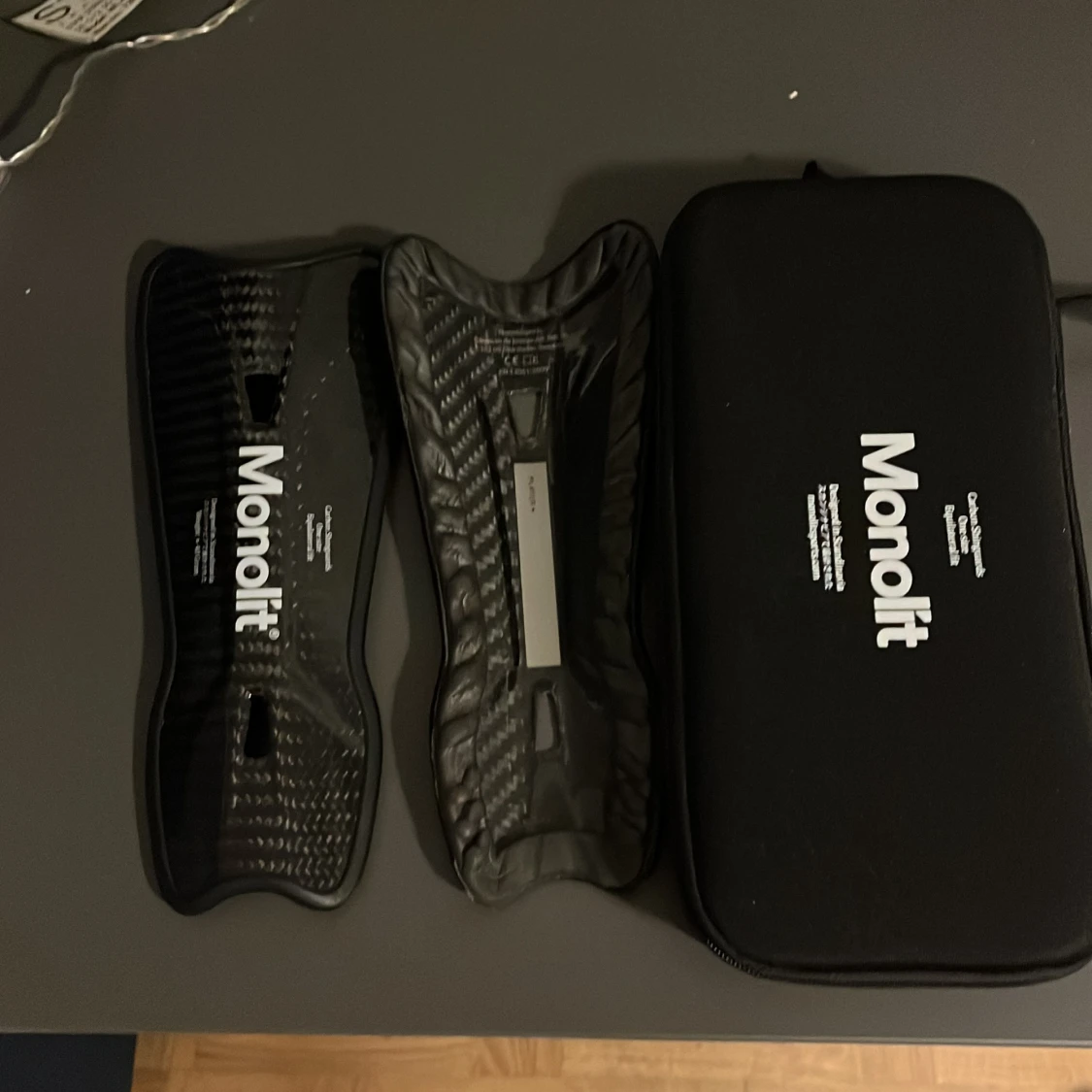 Svart Monolit benskydd