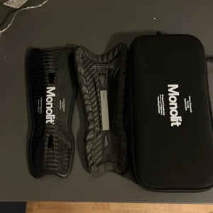 Svart Monolit benskydd - Säljer ett par svarta monolit benskydd använda fåtal gånger och är i bra skick. Nypris runt 700 kr.