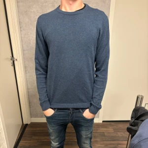 Blå långärmad tröja bläck - Säljer en stilren blå långärmad tröja i bra skick. Perfekt för både höst och vår. Tröjan har en normal passform och är gjord i ett mjukt material som känns skönt mot huden. Passar utmärkt till jeans för en avslappnad look.
