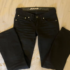 Svarta jeans från Big Star - Säljer ett par lågmidjade svarta jeans från Big Star i storlek 26/32 skulle säga att den passar S. Pris kan diskuteras. Tvättas innan leverans💕
