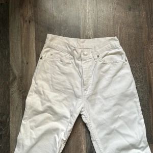 Vita jeans från Levi's - Säljer ett par vita jeans från Levi's i bra skick. De har en klassisk femficksdesign och en rak passform. Perfekta för både vardag och fest! 🕺