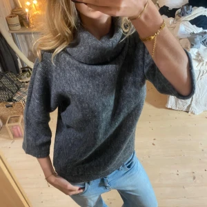 Tröja med polokrage - Säljer en supermysig grå tröja med en avslappnad polokrage. Perfekt för kyliga dagar! Tröjan har trekvartsärmar och är i ett mjukt material som känns skönt mot huden. Sååå fin❤️❤️🥰💕