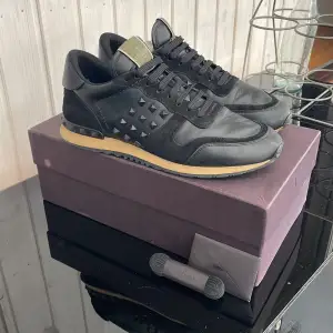 Säljer dessa snygga rockrunners som passar perfekt nu till vintern! Size 42 men passar även 43-44. Skick 8/10.  Box, kort samt extrasnören tillkommer! Kan gå ner i pris vid snabb affär. Hör av dig vid minsta fundering!🤩