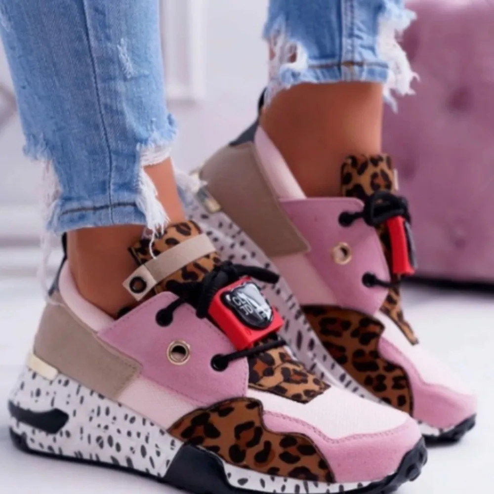 Unika sneakers med leopardmönster och rosa detaljer. Skorna har en chunky sula med svartvita prickar och svarta snören. Perfekt för dig som vill sticka ut!. Kengät.