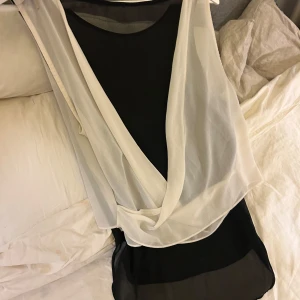 Vit ärmlös topp - Säljer en stilren vit och svart ärmlös topp med en luftig passform. Perfekt för varma dagar eller som ett lager under en kavaj. Enkel och mångsidig design som passar till det mesta. Jätte skönt material med cool passform. Passar lika bra på fest som i skolan eller andra tillfällen. Unik men fin design. Kontakta mig vid frågor 💕💕