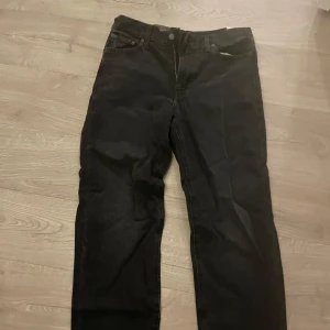 Svarta jeans från Levi's - Säljer ett par svarta Levi's jeans i modellen Stay Loose. De har en loose passform och är tillverkade av högkvalitativt denim. Perfekta för en avslappnad stil.
