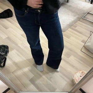 Mörkblå jeans  - Sjukt najs jeans!! Ett par mörkblå byxor i den perfekt färgen och med snygga fickor. Säljer pga förstora och skulle säga att de är mer mid waist än low waist🤍