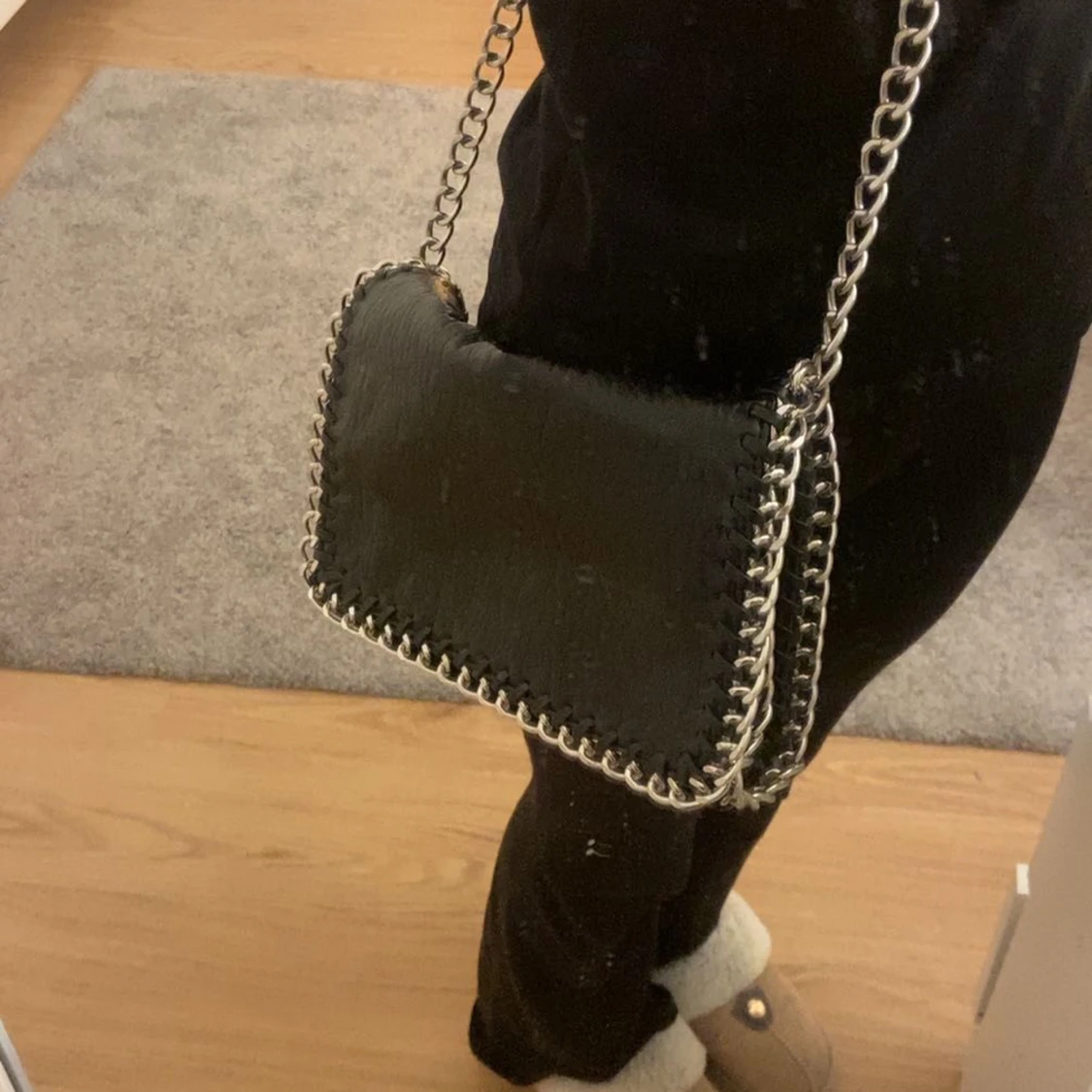 Svart axelväska med kedjedetaljer från Tiamo - 90