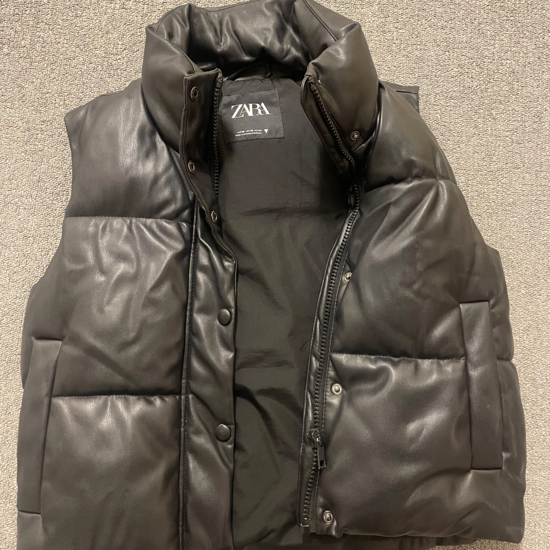 Svart dunväst från Zara - 1